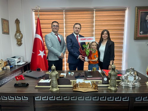 Hayrabolu Kaymakamı Eyüp Fırat koltuğunu Doğanbey ilkokulu üçüncü sınıf öğrencisi Eda Gündoğan‘a devretti
